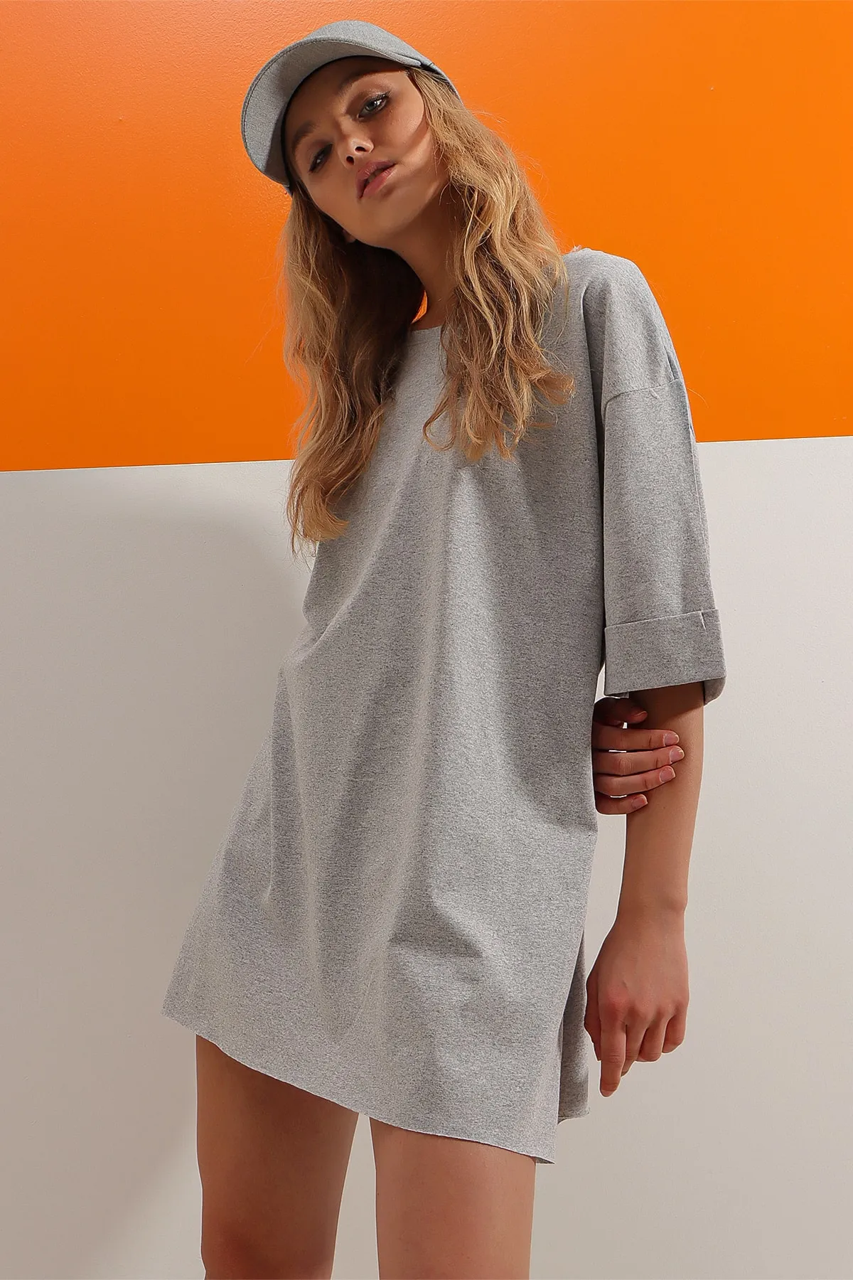 Trend Alaçatı Stili  Graues Damen-Basic-T-Shirt aus Baumwolle mit Rundhalsausschnitt und zwei Ärmeln in Übergröße ALC-X8088
