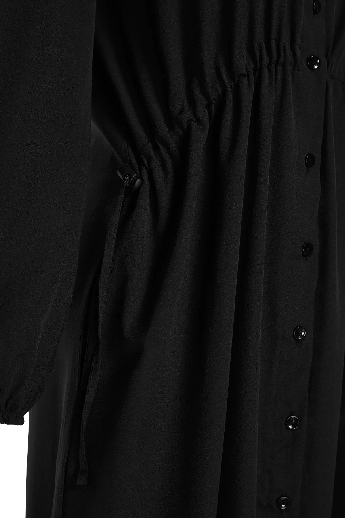 Trendyol Modest  Schwarzes Kleid aus gewebter Baumwolle mit verstellbaren Stopperdetails in der Taille TCTAW24EB00068