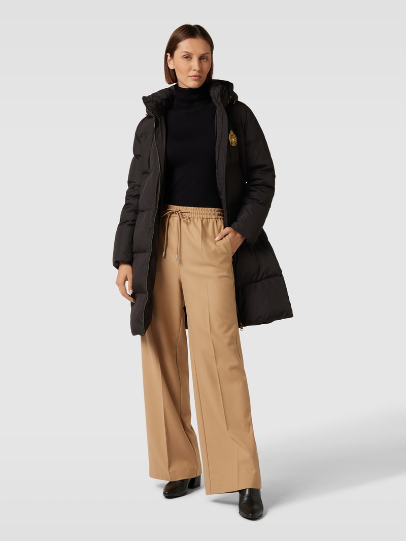 Daunenmantel mit Label-Patch in schwarz
