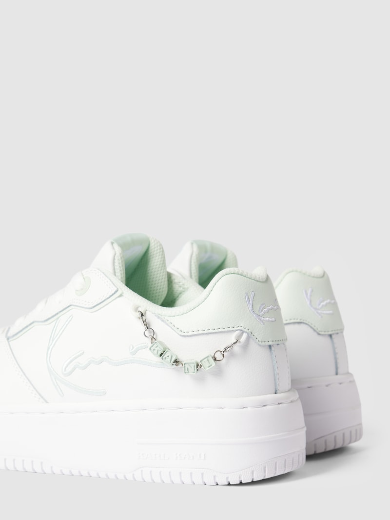 Sneaker mit Label-Details in hellblau