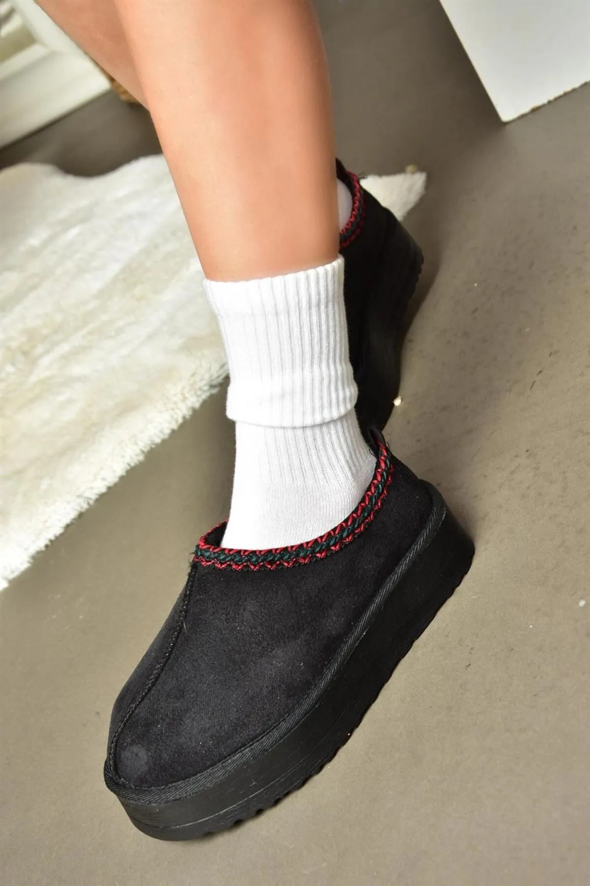 Fox Shoes  R612047302 Schwarze Wildleder-Damenhausschuhe mit dicker Sohle und haariger Innenseite