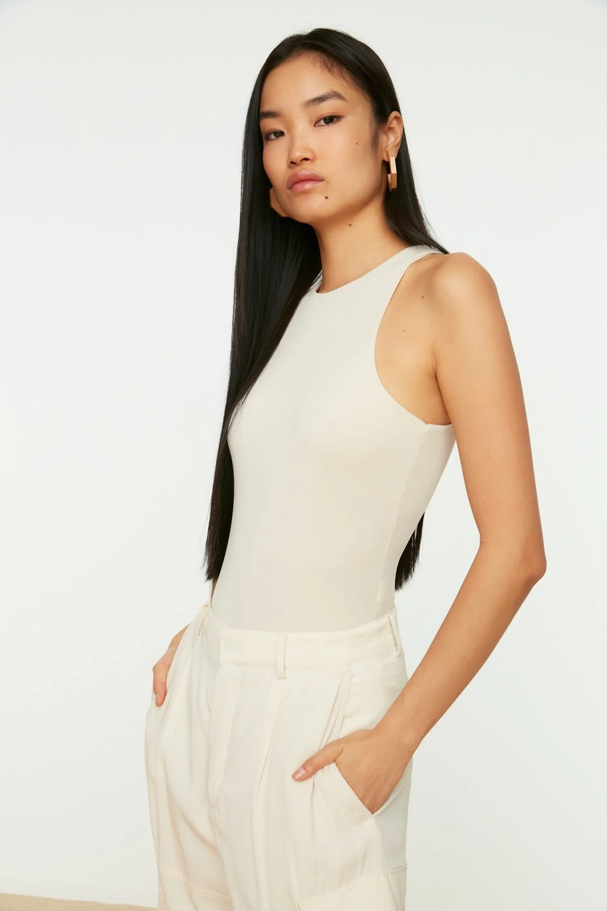 Trendyol Collection  Neckholder-Body mit flexiblem Druckknopf-Strick-Body in Stein TWOSS20BD0044