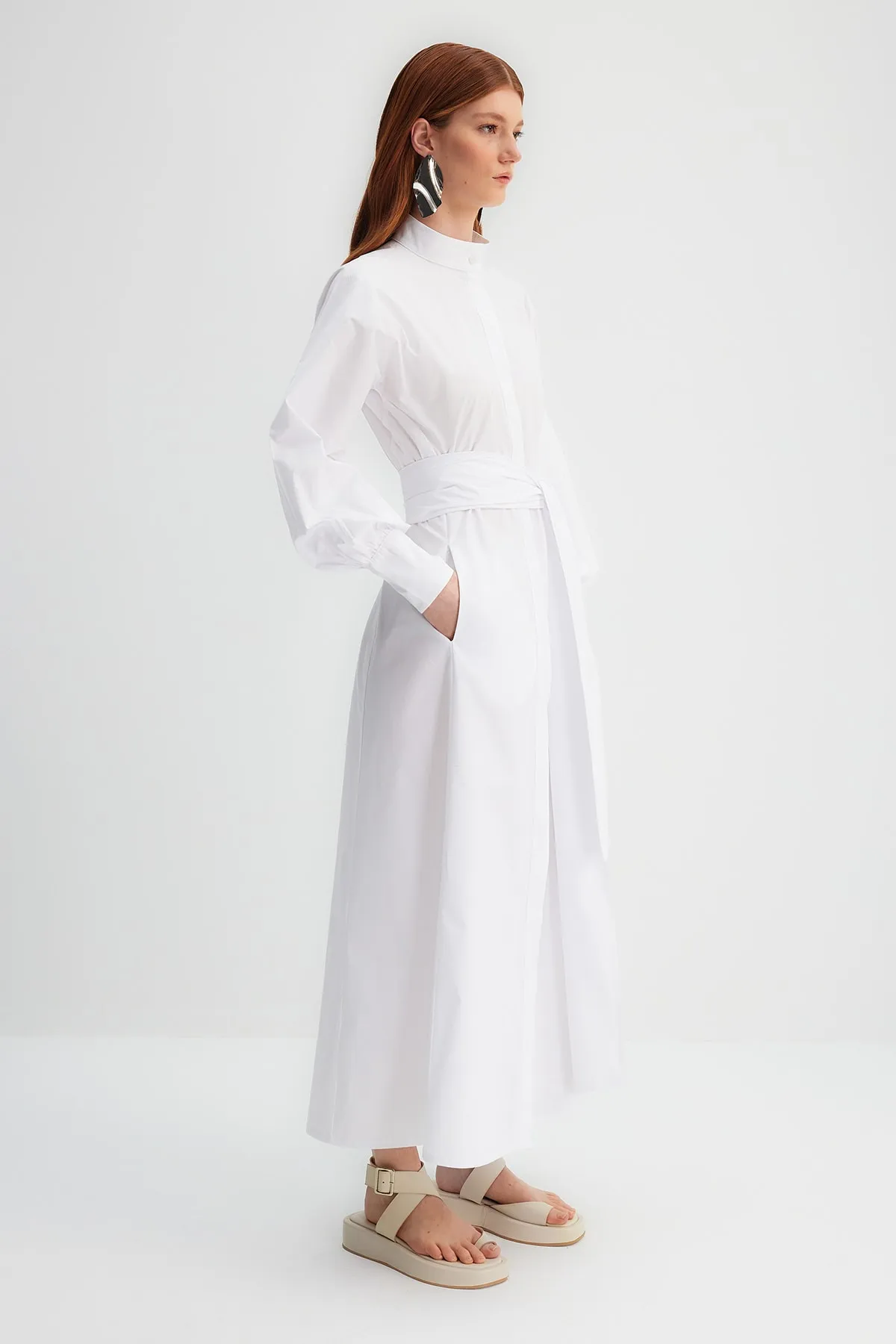Trendyol Modest  X Kevser Sarıoglu Weißes Kleid aus 100 % gewebtem Baumwollpopeline mit breitem Gürtel TCLSS23DB00009