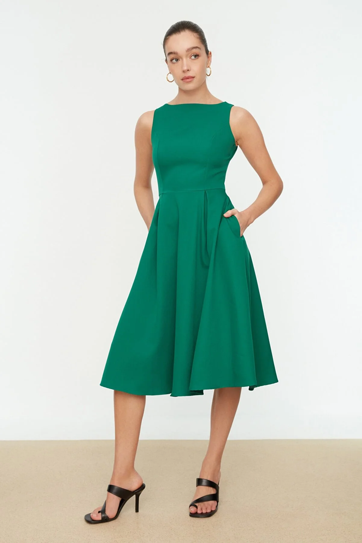 Trendyol Collection  Grünes Midi-Plissee-Webkleid mit Taille TWOSS20EL0980