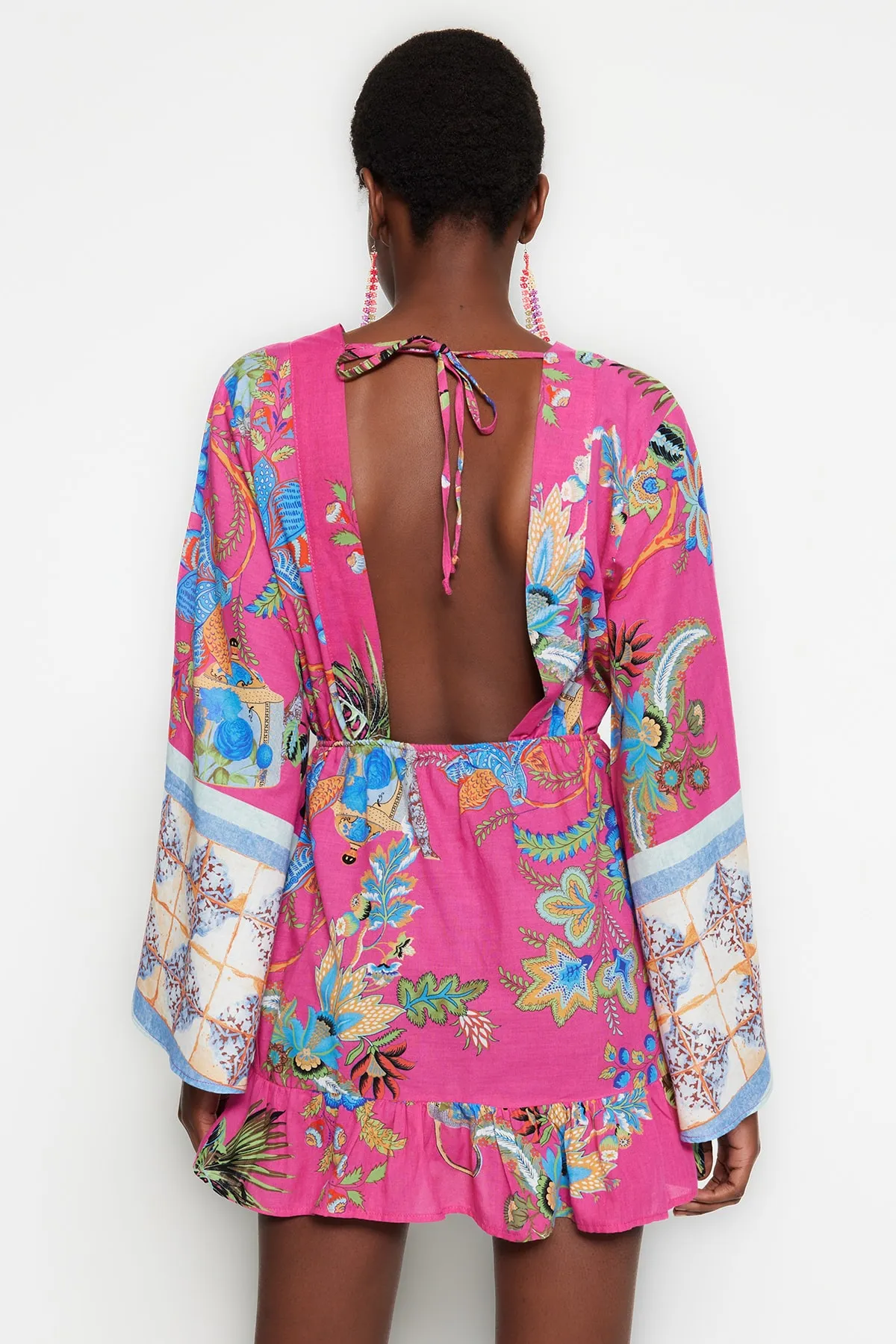 Trendyol Collection  Blumengemustertes Mini-Strandkleid mit gewebtem Volant aus 100 % Baumwolle TBESS23EL00030