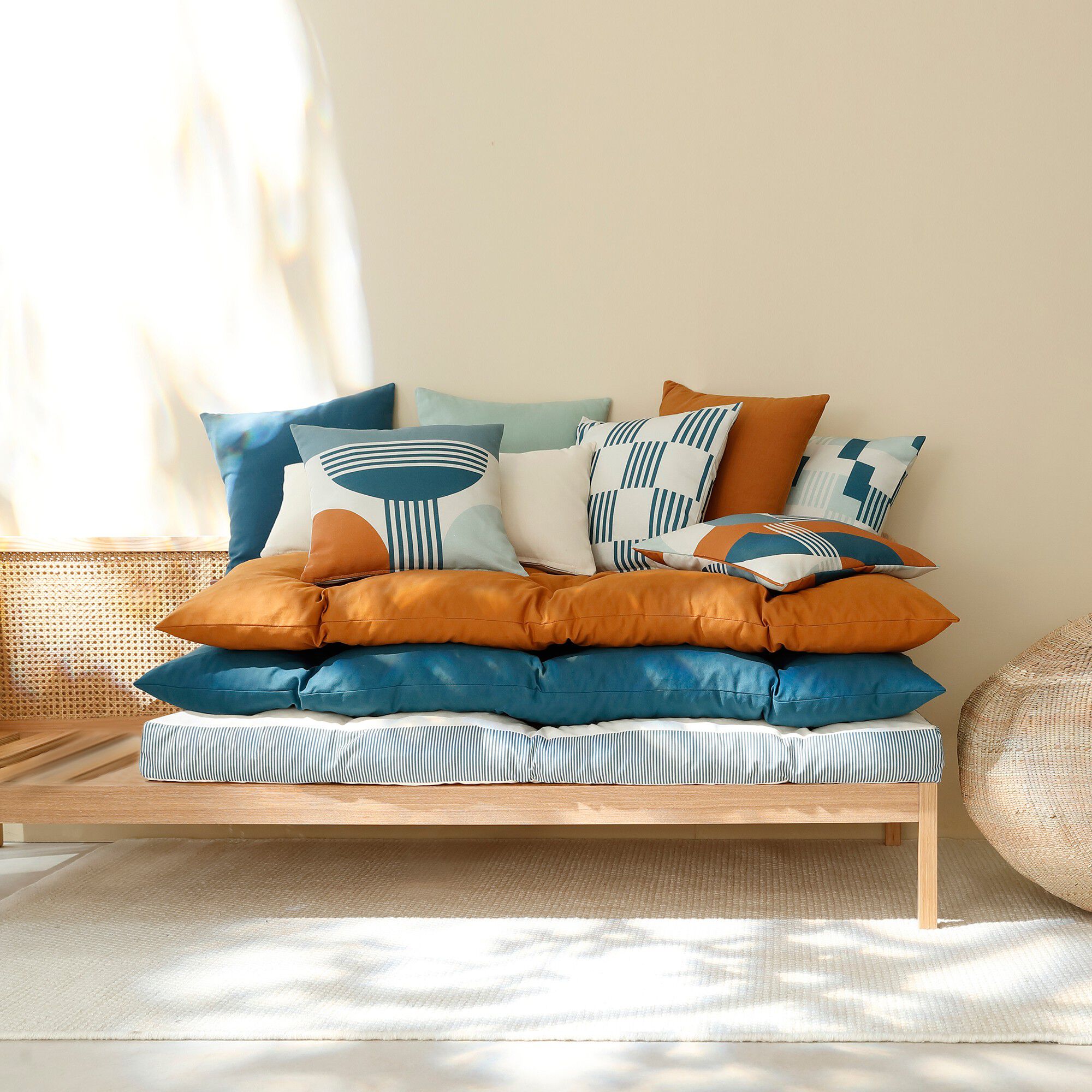 Long coussin de sol uni avec détail rayé