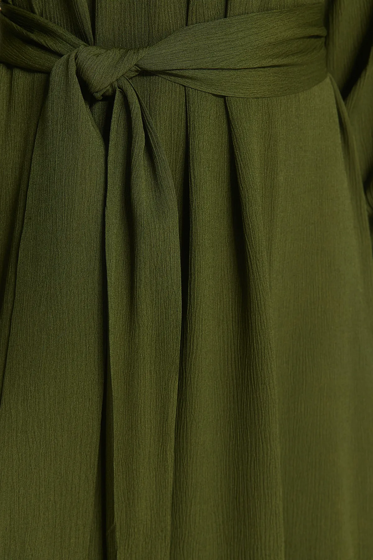 Trendyol Modest  Khakifarbenes gewebtes Kleid mit Ballonärmeln und Gürtel TCTSS23EB00289