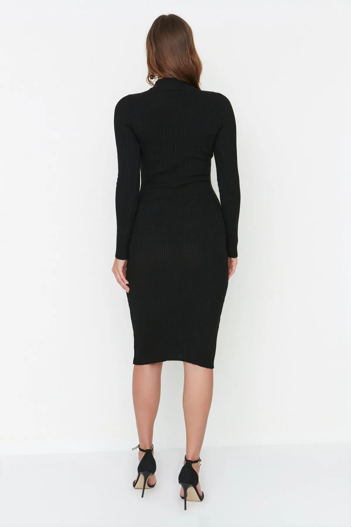 Trendyol Collection  Schwarzes Midi-Strickkleid mit Fenster-/Ausschnitten TWOAW23EL00035