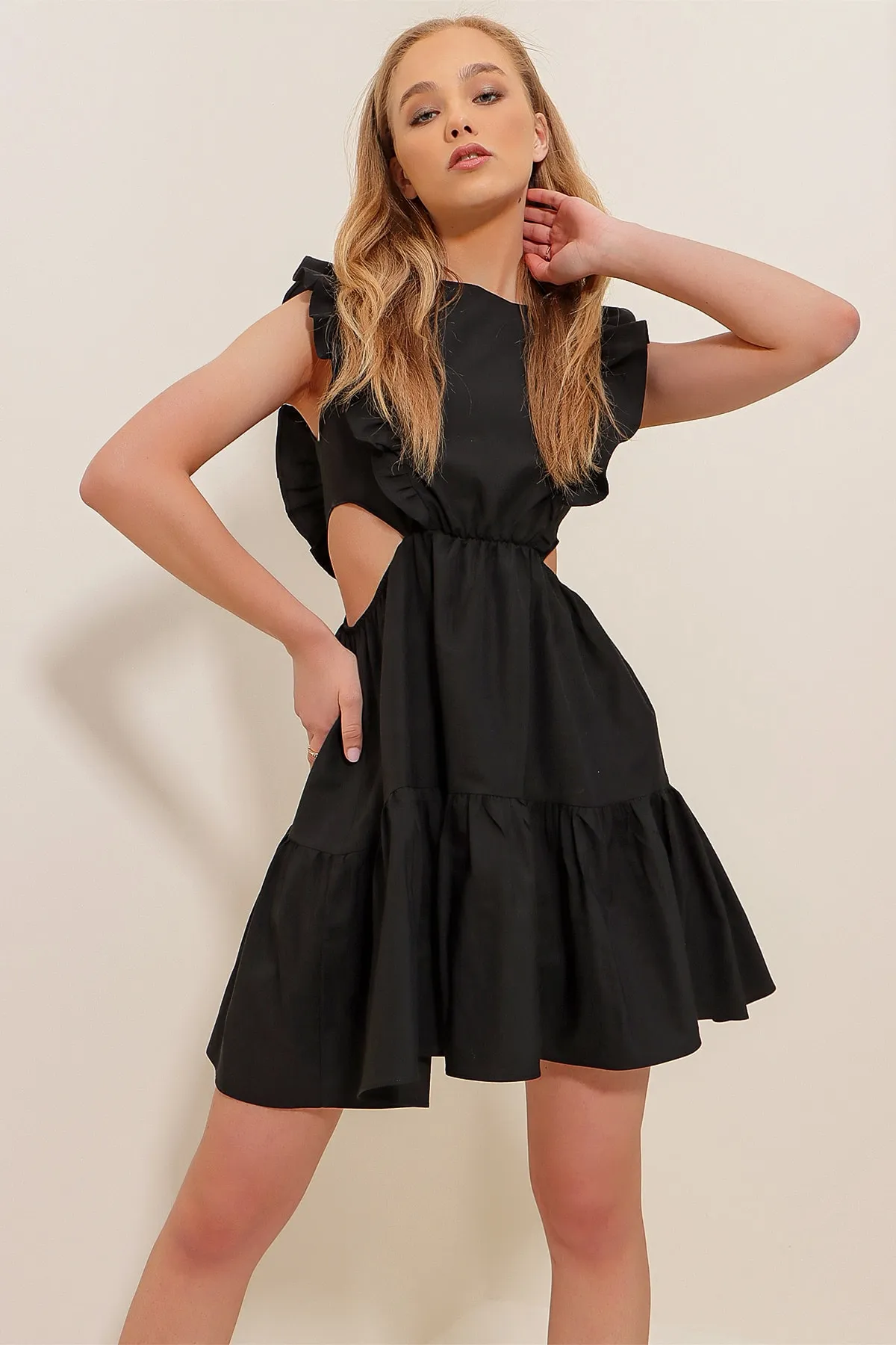 Trend Alaçatı Stili  Schwarzes Damenkleid aus Popeline mit U-Boot-Ausschnitt und tief ausgeschnittener Taille ALC-X8503