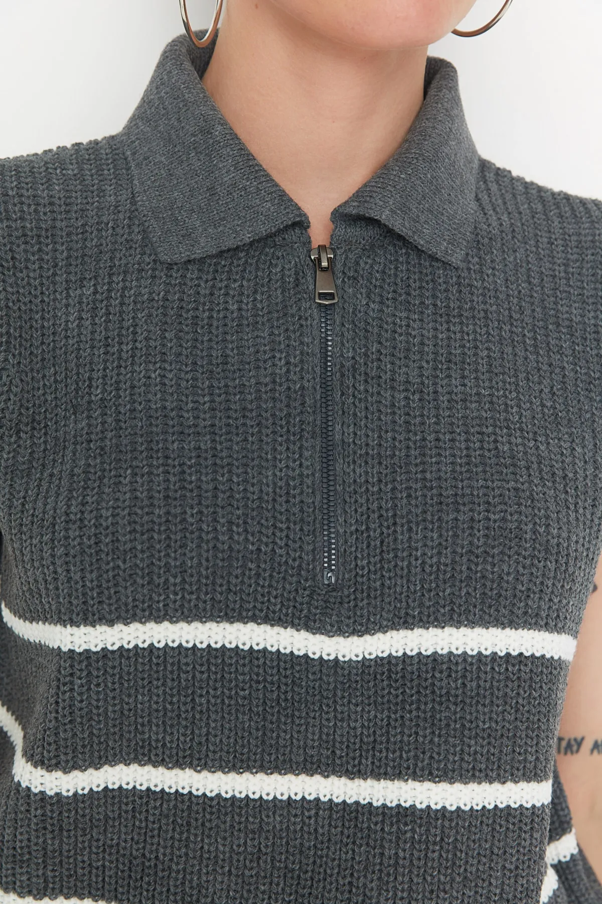 Trendyol Collection  Anthrazitfarbener Strick-Saugnapf mit Streifen und Reißverschluss TWOAW23SV0007