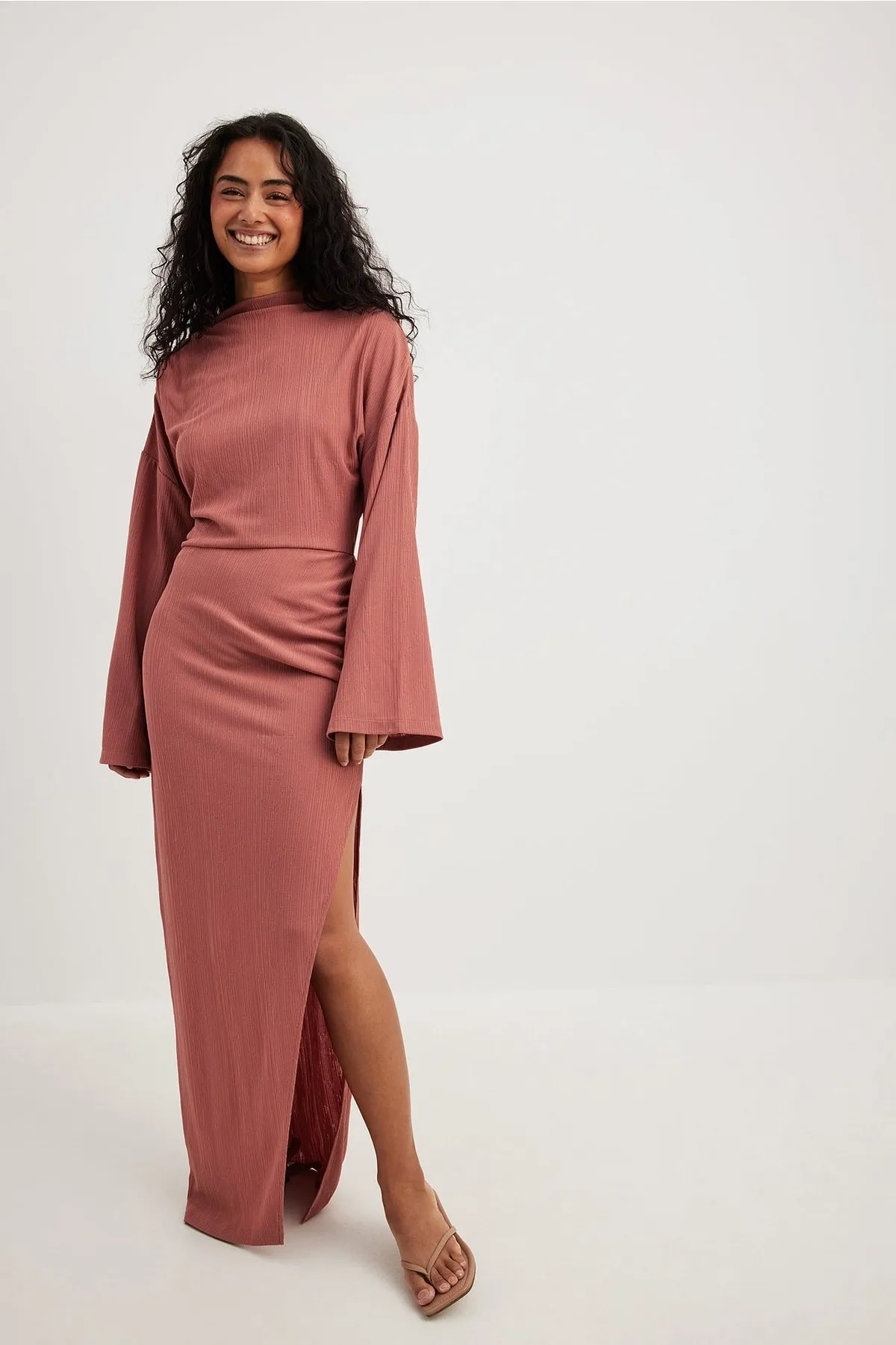 NA-KD  Hochgeschlossenes, drapiertes Maxikleid