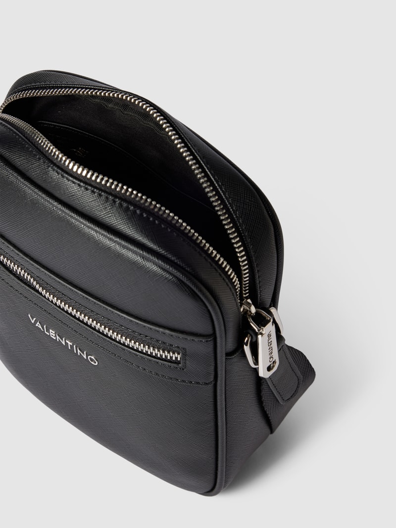 Crossbody Bag mit Label-Detail in schwarz