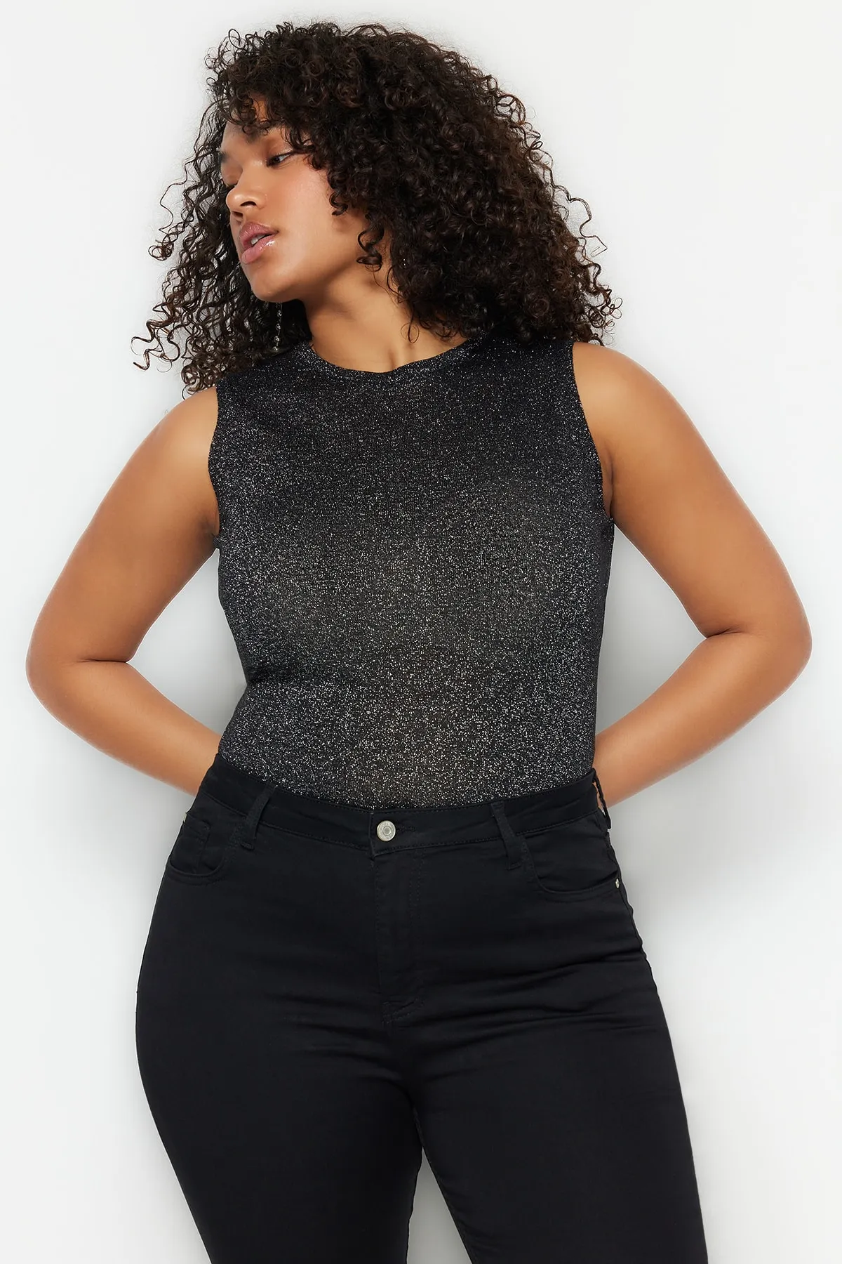 Trendyol Curve  Schwarze, figurbetonte, dünne, glänzende Strickbluse TBSSS23AF00019
