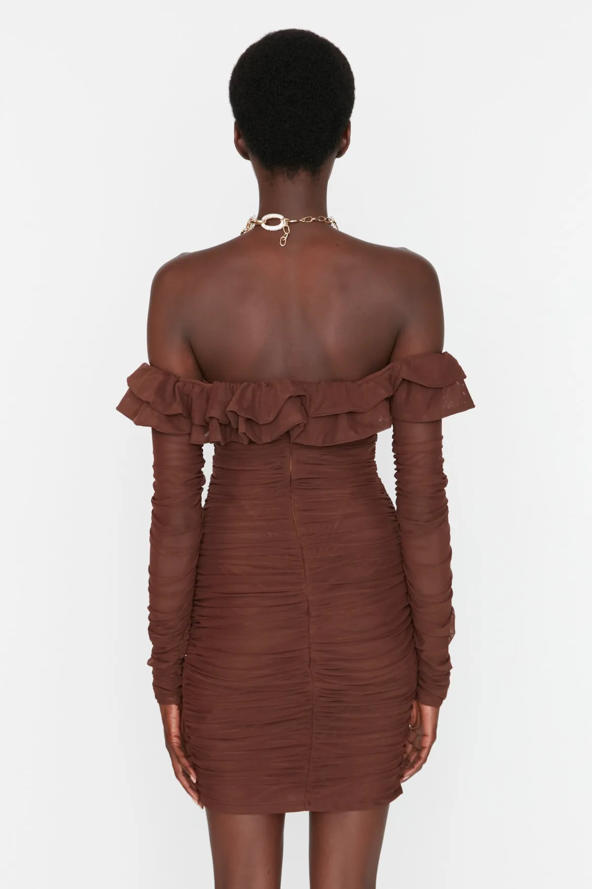 Trendyol Collection  Braunes, detailliertes Abendkleid mit Rüschen TPRAW23EL00066