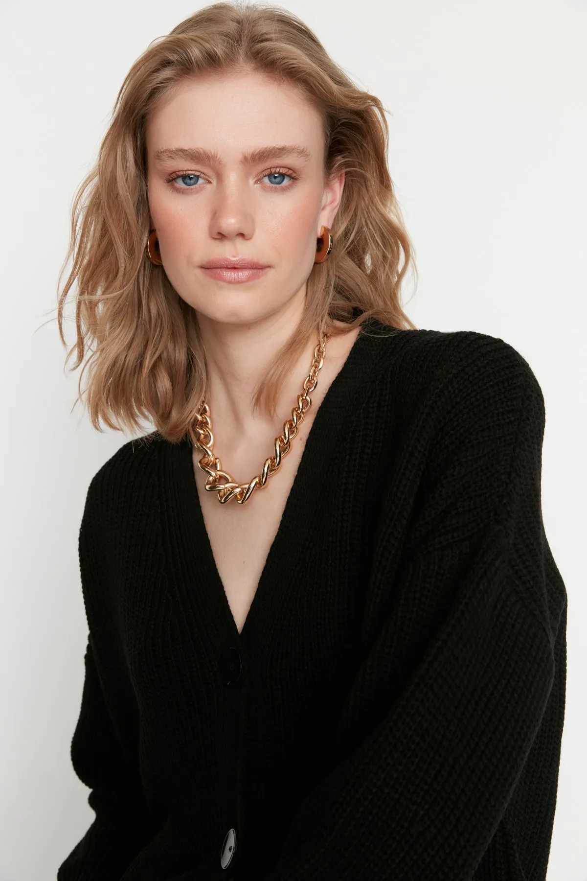 Trendyol Collection  Schwarzer Strickcardigan mit V-Ausschnitt und weiter Passform TWOAW20HI0215