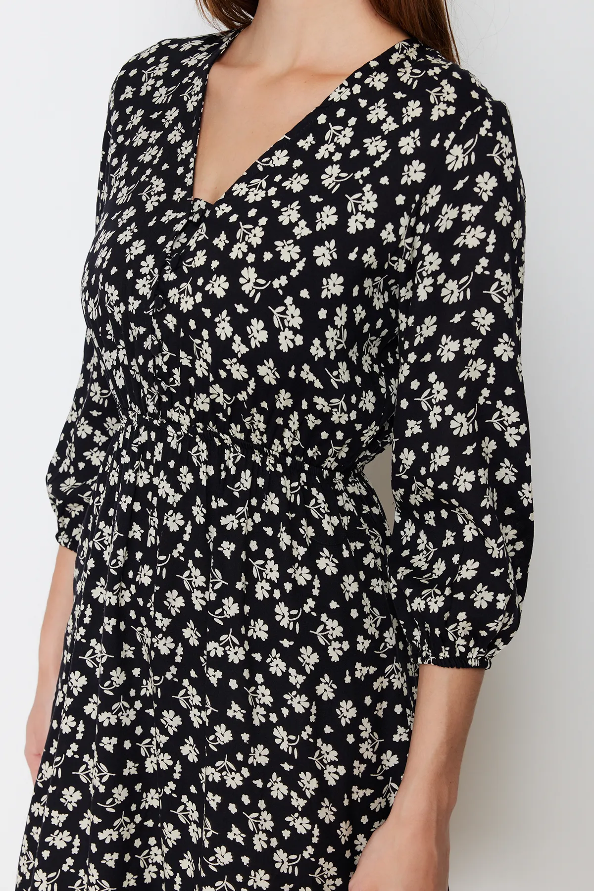 Trendyol Collection  Schwarzes, geblümtes, gewebtes Kleid mit Knöpfen TWOSS20EL0577