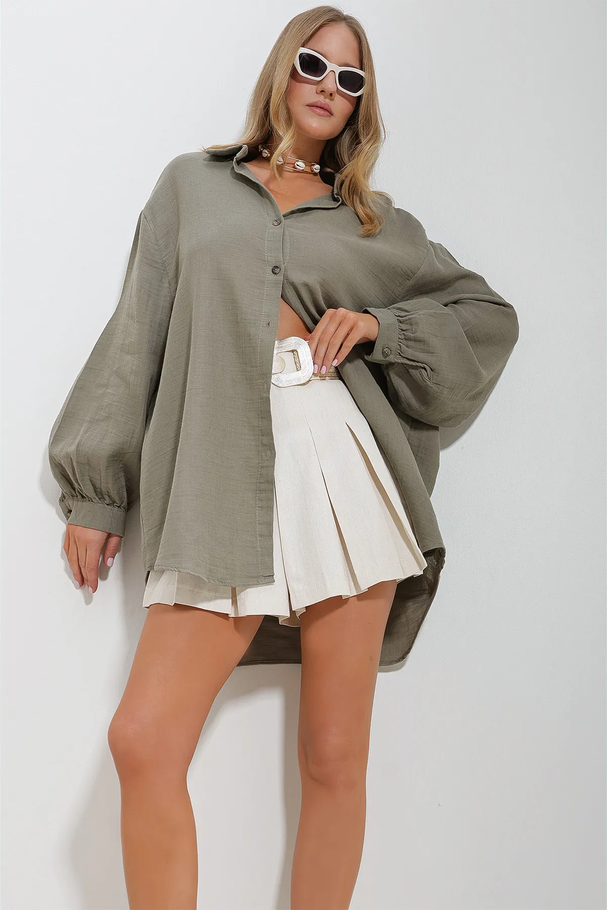 Trend Alaçatı Stili  Khakifarbenes Oversize-Musselin-Hemd mit Ballonärmeln für Damen ALC-X11621