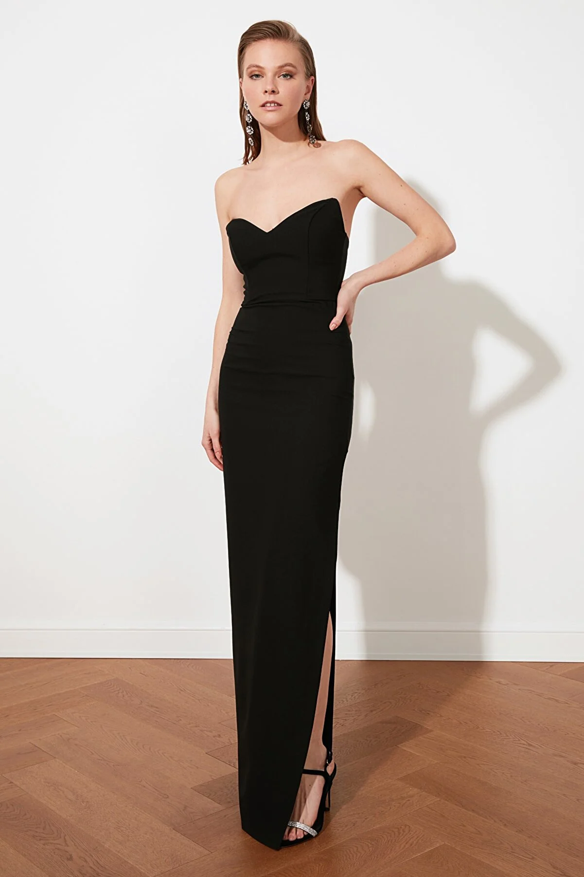 Trendyol Collection  Schwarzes, figurbetontes, gefüttertes, langes, gewebtes Abendkleid TPRSS21AE0047