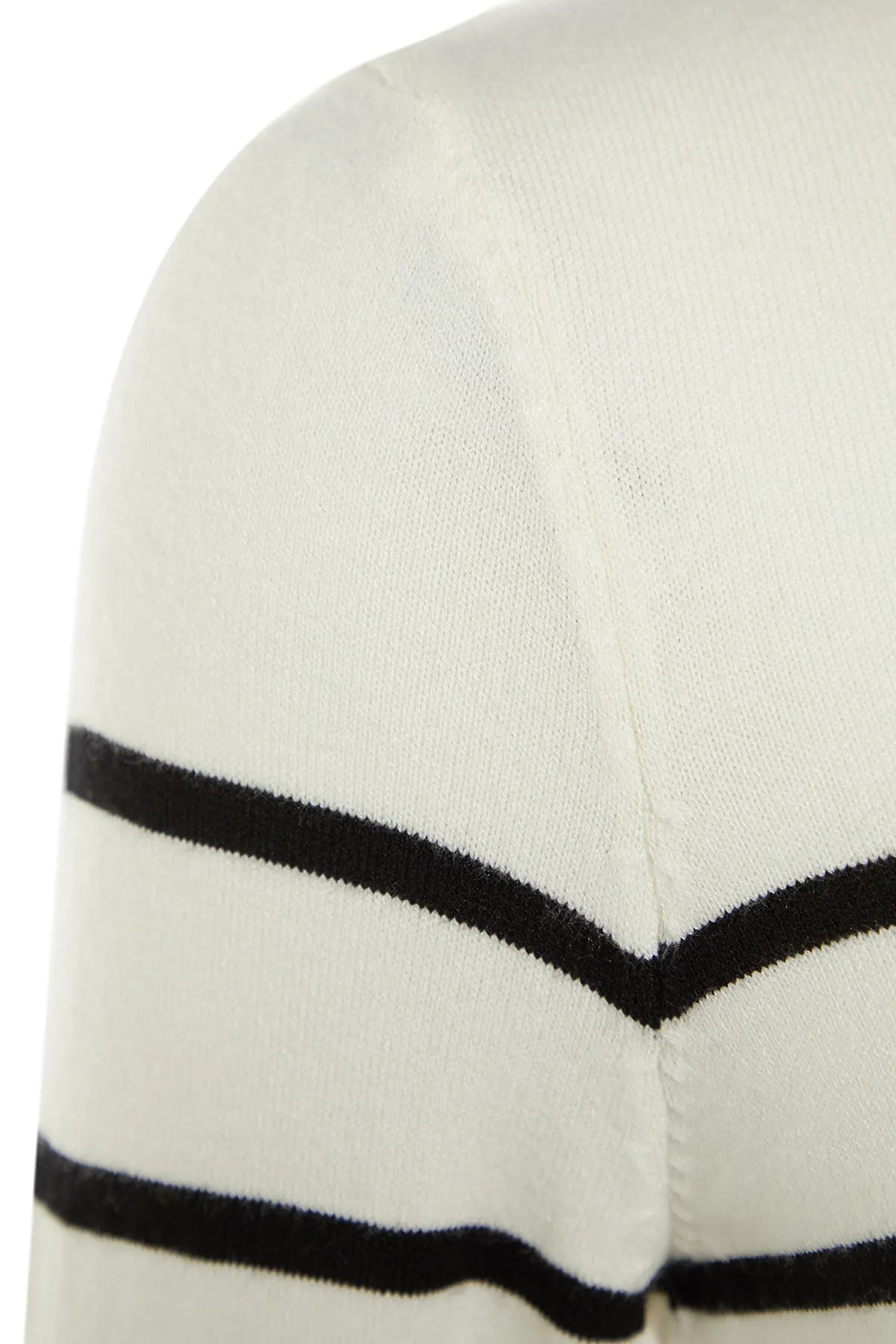 Trendyol Collection  Ecrufarbener Strickpullover mit Streifen aus Premiumgarn / Spezialgarn TWOAW23KZ01693