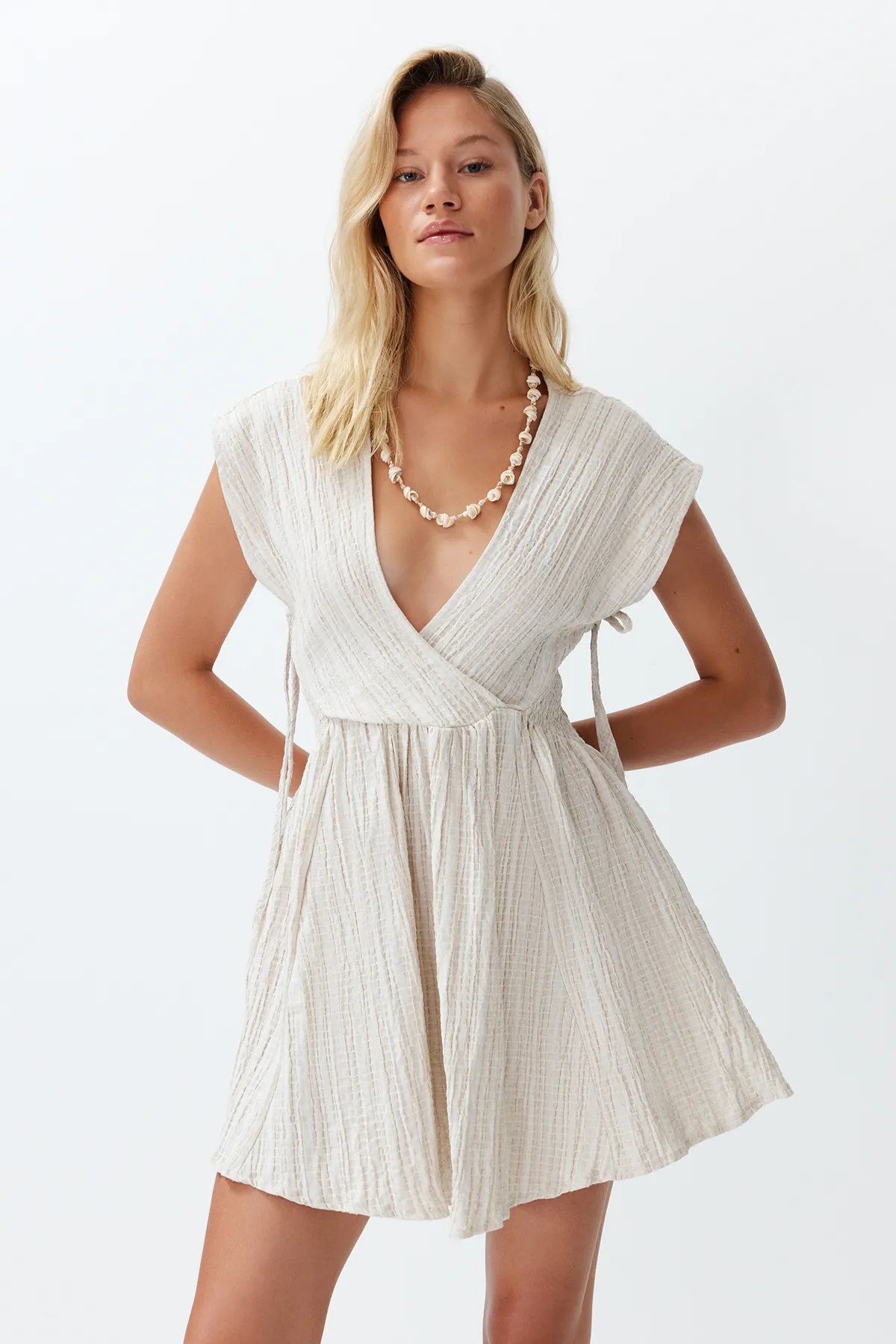 Trendyol Collection  Ecrufarbenes, gewebtes Mini-Strandkleid aus Leinenmischung mit Cut-out/Fensterausschnitt TBESS24EL00075