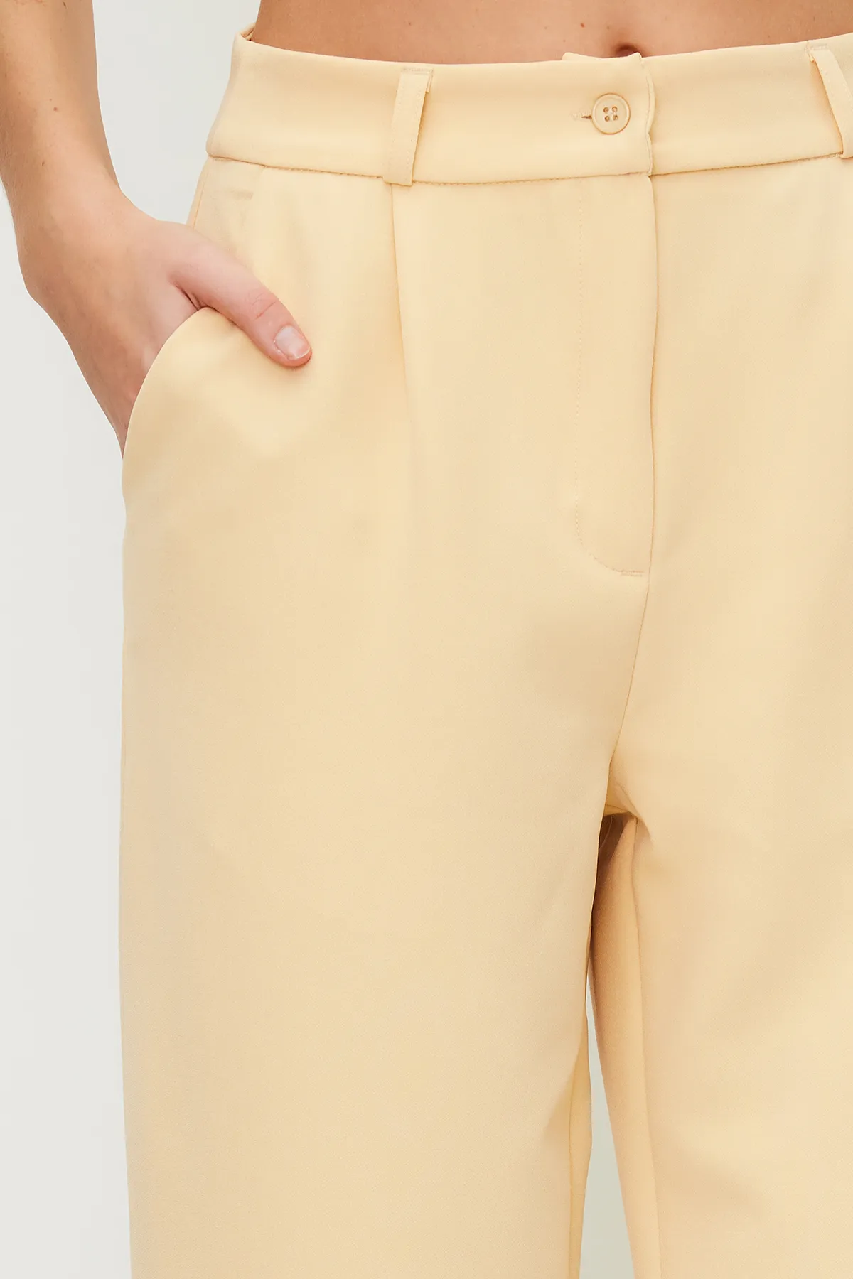 Trendyol Collection  Hellgelbe, gewebte Hose mit hoher Taille und weitem Bein/Plissee mit weitem Bein TWOAW21PL0076