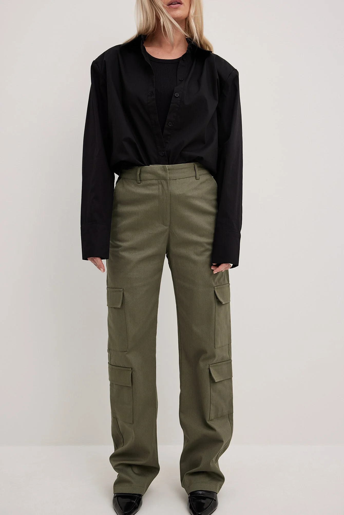 Cargohose mit Taschen und mittlerer Taille