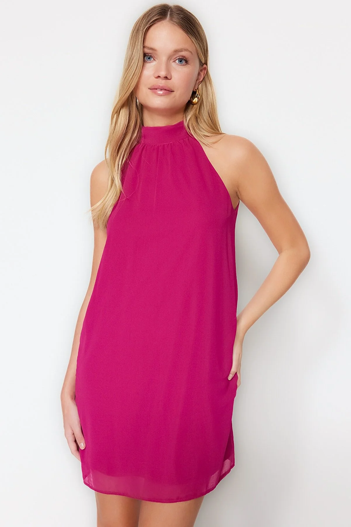 Trendyol Collection  Fuchsia Gerade geschnittenes Neckholder-Minikleid aus gewebtem Chiffon mit Futter TWOSS23EL01059