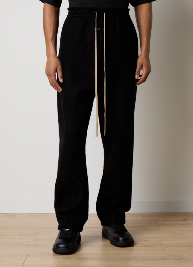 Forumul Fear of God – pantaloni simpli din raion cu cusături