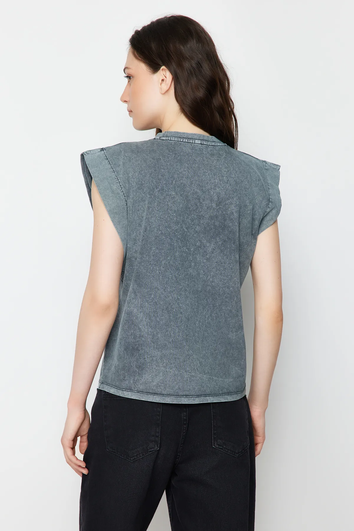 Trendyol Collection  Anthrazit*001 Basic-Strick-T-Shirt aus 100 % Baumwollwatte mit verblasstem Effekt und Rundhalsausschnitt TWOSS20TS0021