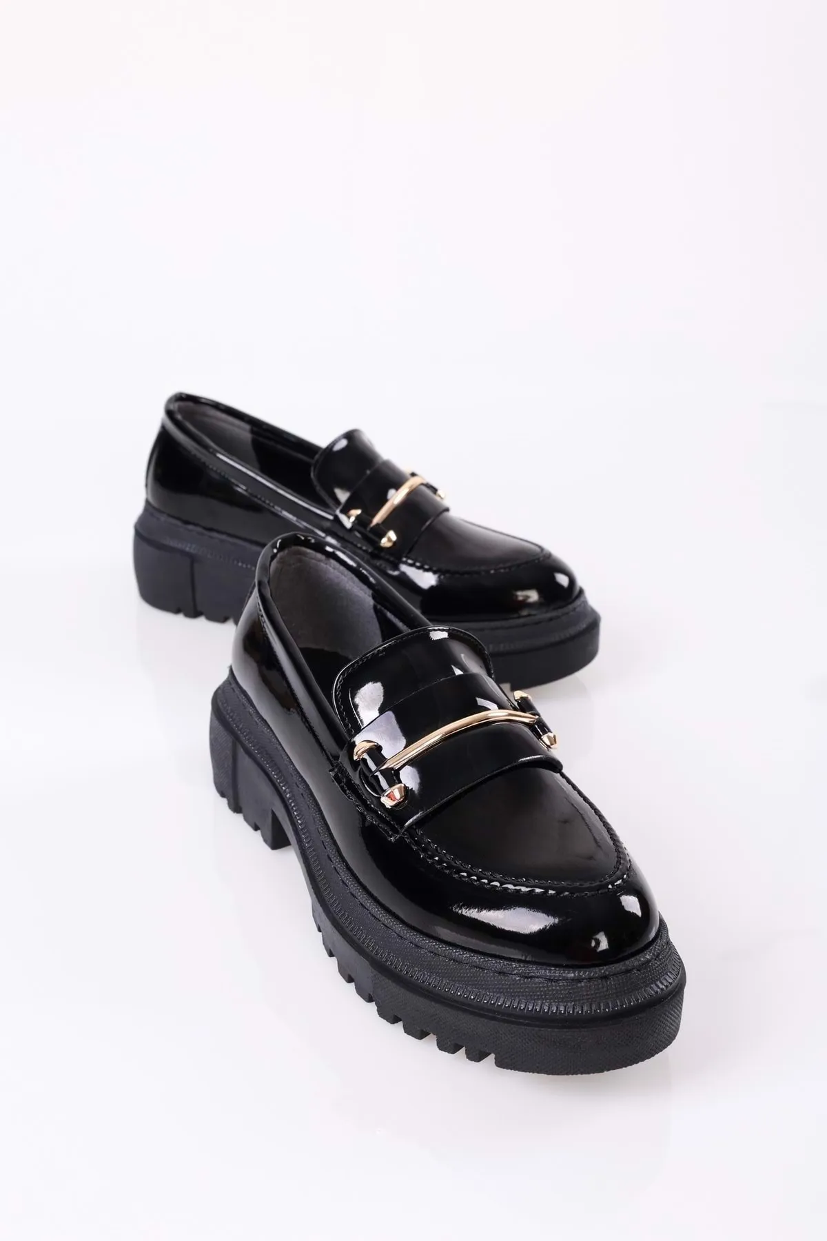 Shoeberry  Damen-Loafer Luis aus schwarzem Lackleder mit dicker Sohle und Schnalle