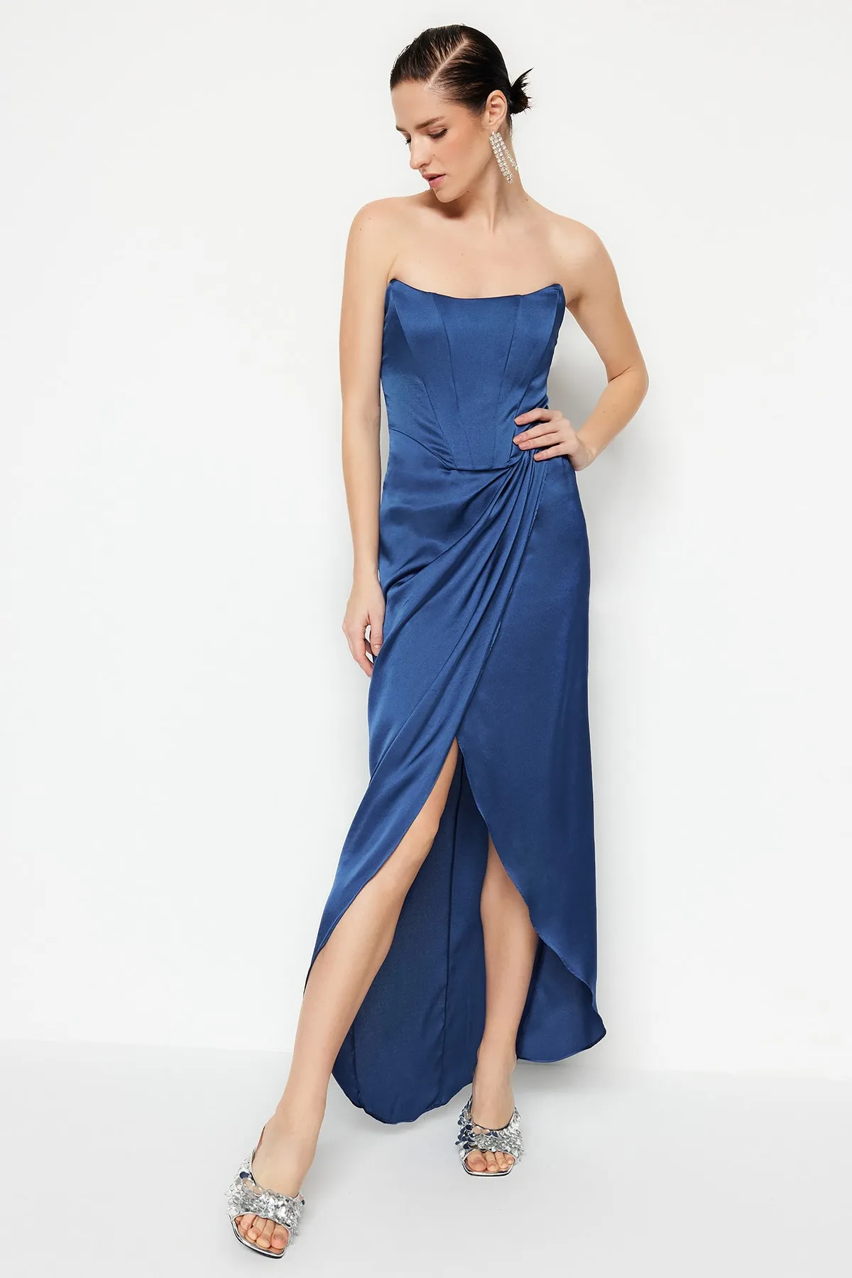 Trendyol Collection  Indigoblaues, zweireihiges, gefüttertes, langes Abendkleid aus Satin mit gewebtem Miederdetail TPRSS22AE0005