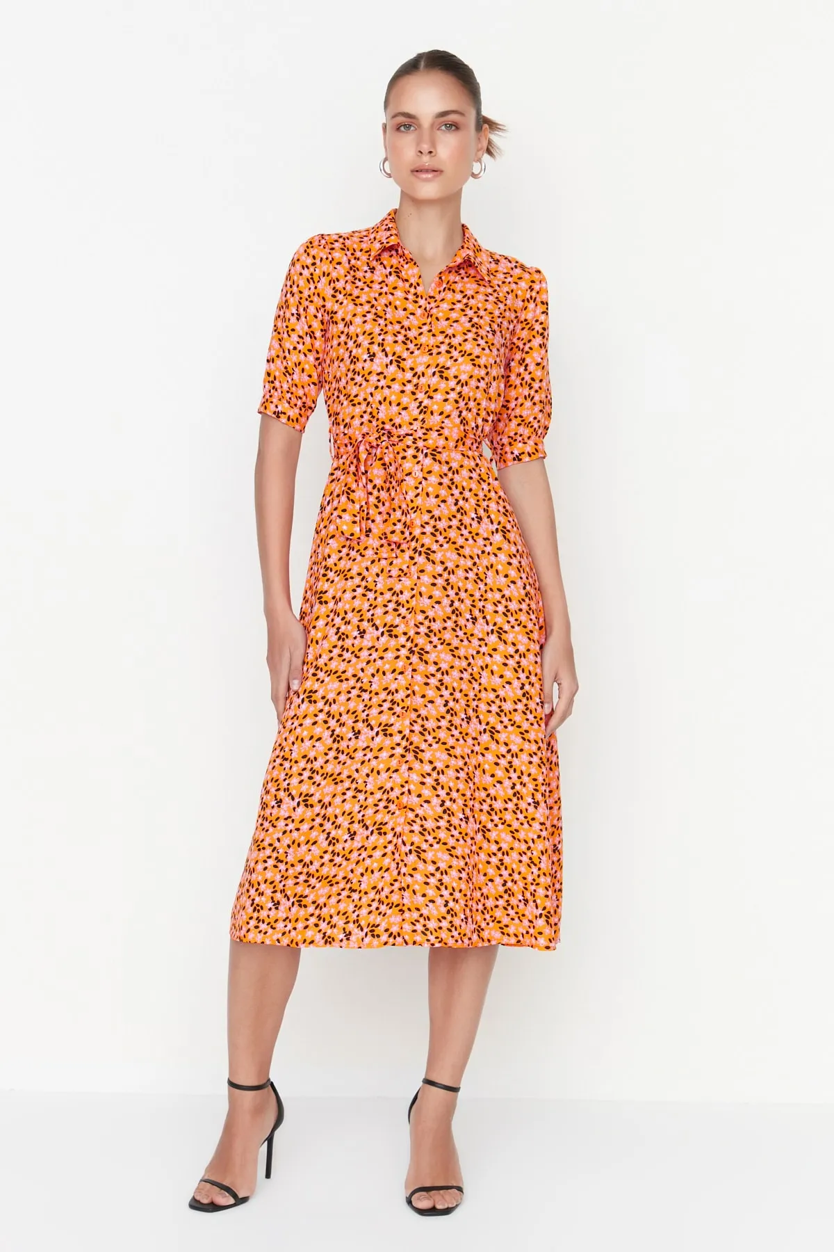 Trendyol Collection  Orangefarbenes, gewebtes Midi-Hemdkleid aus Viskose mit Blumendruck und Gürtel TWOSS20EL1559