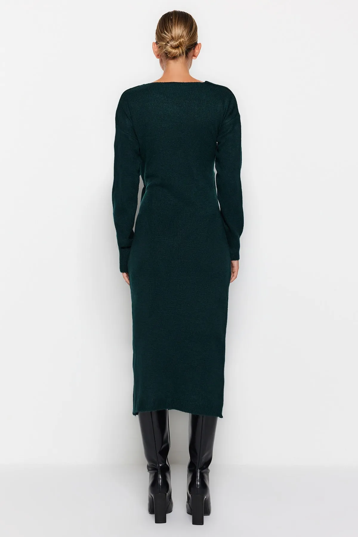 Trendyol Collection  Smaragdgrünes Maxi-Strickkleid mit weicher Struktur und zweireihigem Kragen und Bindeband TWOAW21EL0263