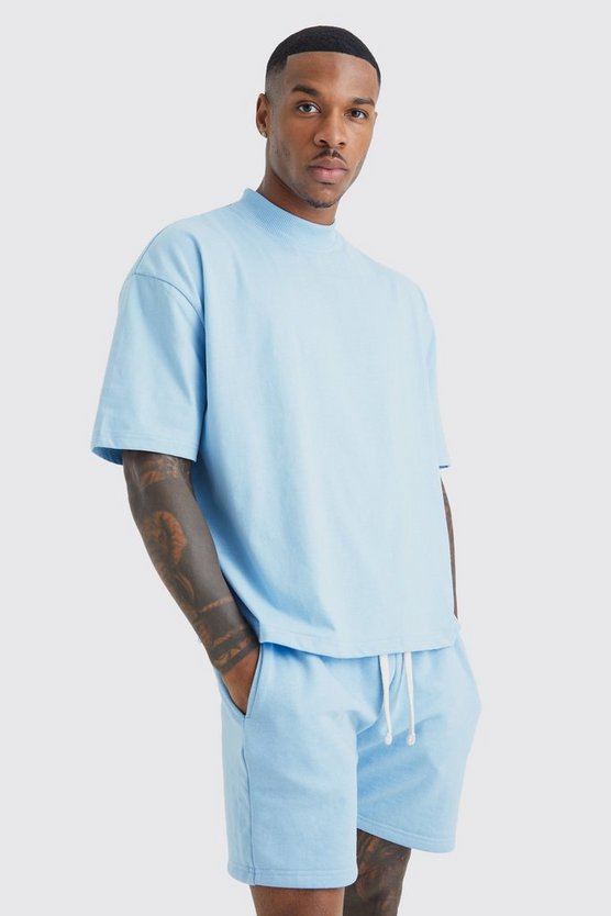 Kurzes Oversize T-Shirt und Shorts
