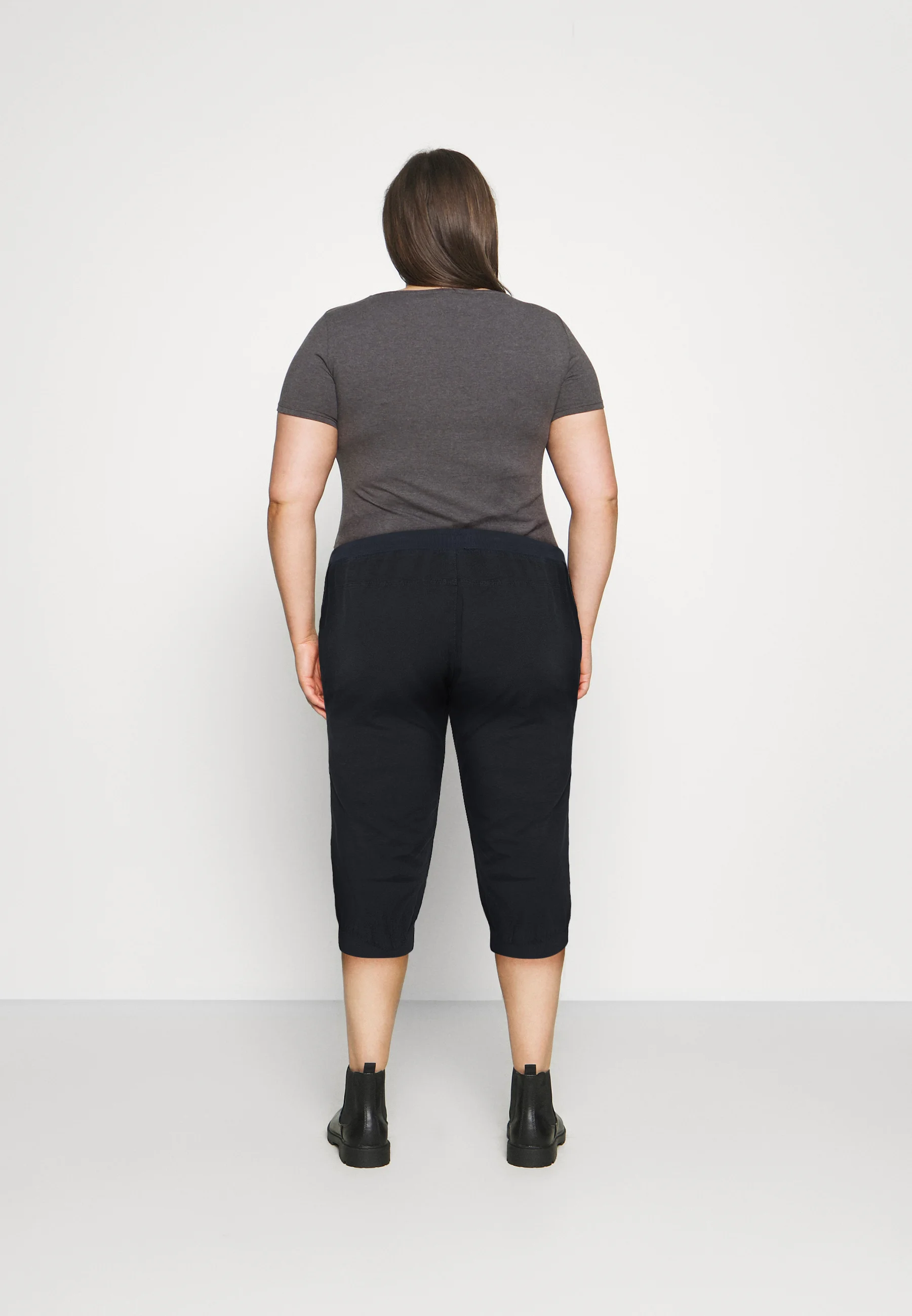 Pantalones capri Kaffe Curve - Pantalones cortos