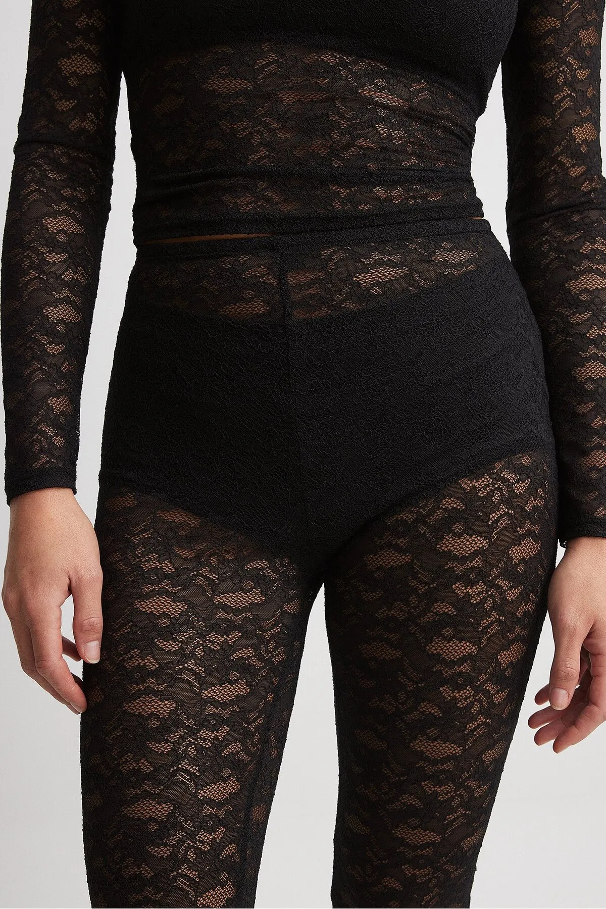 Marta Cygan x NA-KD  Spitzenleggings mit hoher Taille