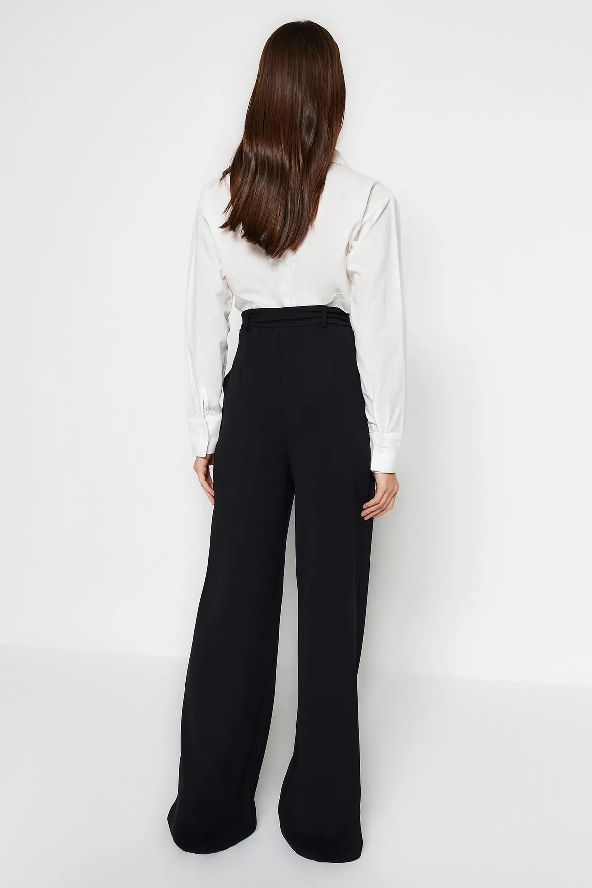 Trendyol Collection  Schwarze Strickhose mit weitem Bein und hohem Bund und Gürtel aus elegantem Kreppstoff TWOSS23PL00330
