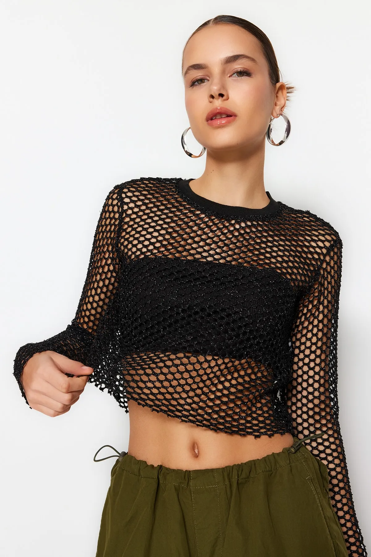 Trendyol Collection  Schwarze, locker geschnittene, bauchfreie Strickbluse aus Lurex-Mesh mit Rundhalsausschnitt TWOSS23BZ00523