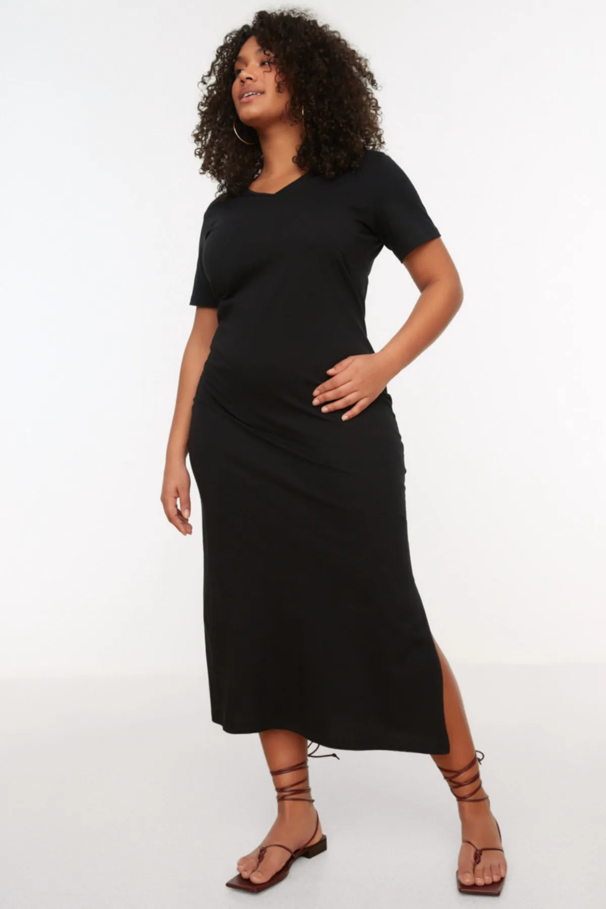Trendyol Curve  Schwarzes Strickkleid mit V-Ausschnitt und Schlitz TBBSS22AH0163