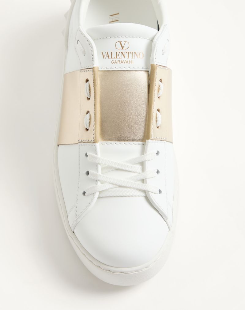 Åben sneaker med metallisk bånd