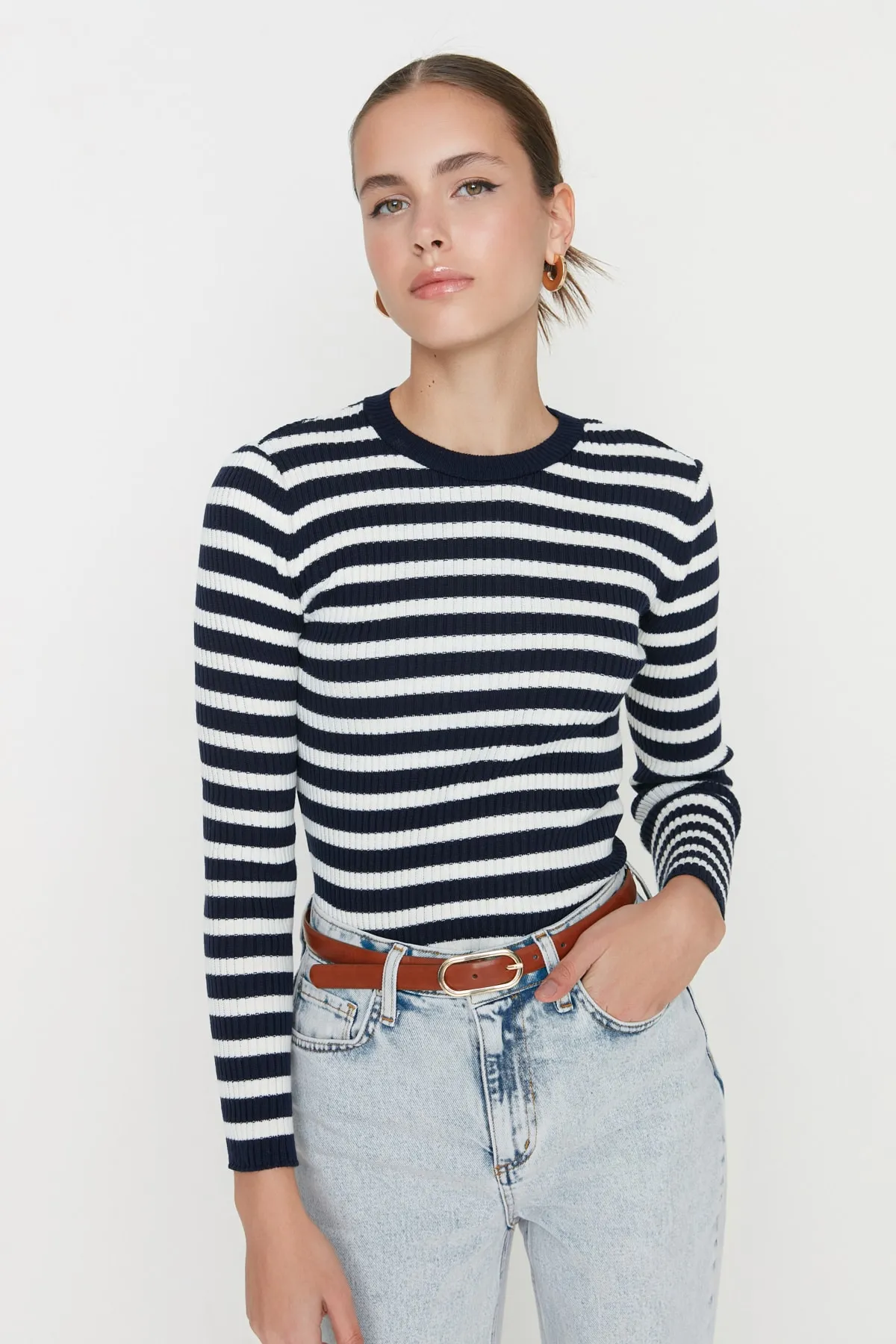 Trendyol Collection  Marineblauer Basic-Strickpullover mit Streifen TWOAW21KZ0942