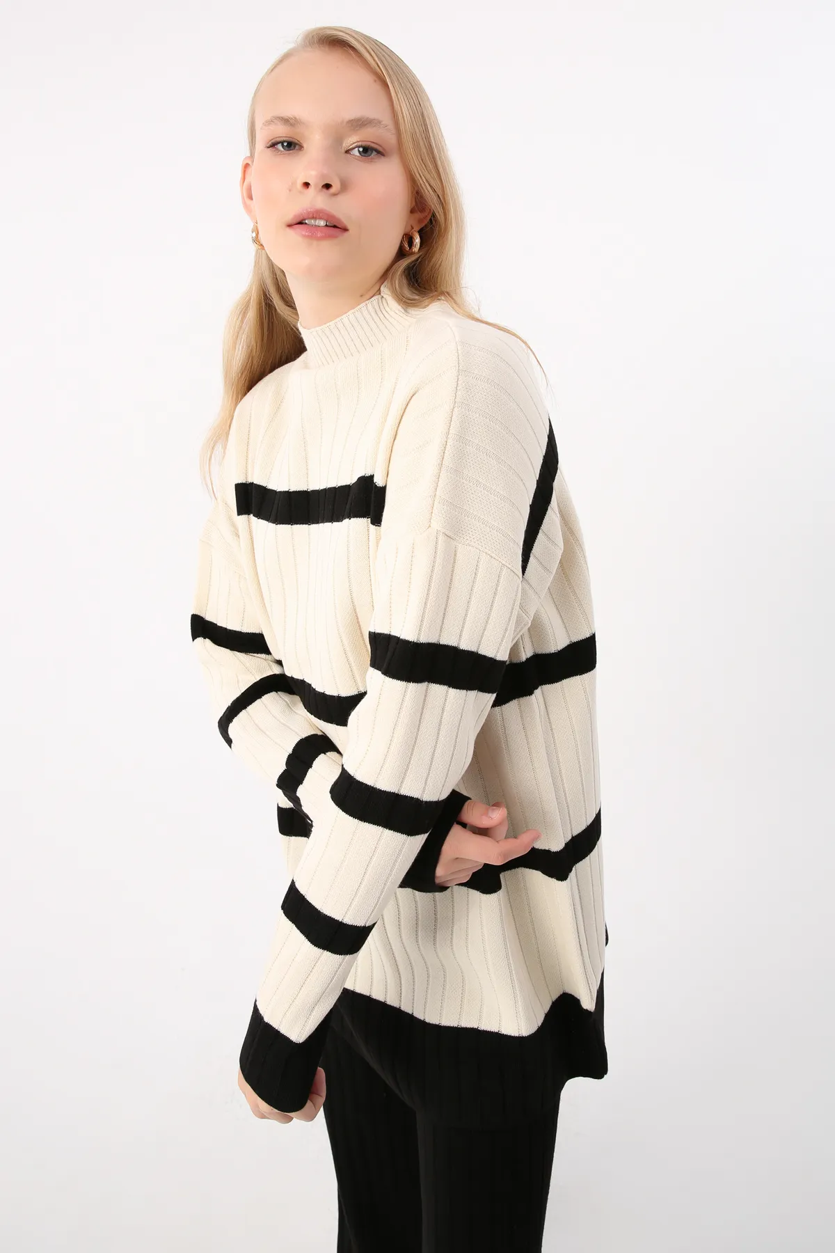 ALLDAY  Strickset aus ecru-schwarz gestreiftem Pullover mit hohem Kragen und Hose mit weitem Bein