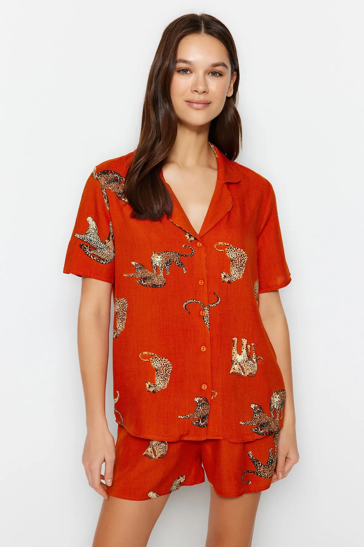 Trendyol Collection  Pyjama-Set aus Viskose mit Hemd und Shorts aus gewebtem Stoff mit Fliesen-Tiermuster THMSS21PT1501