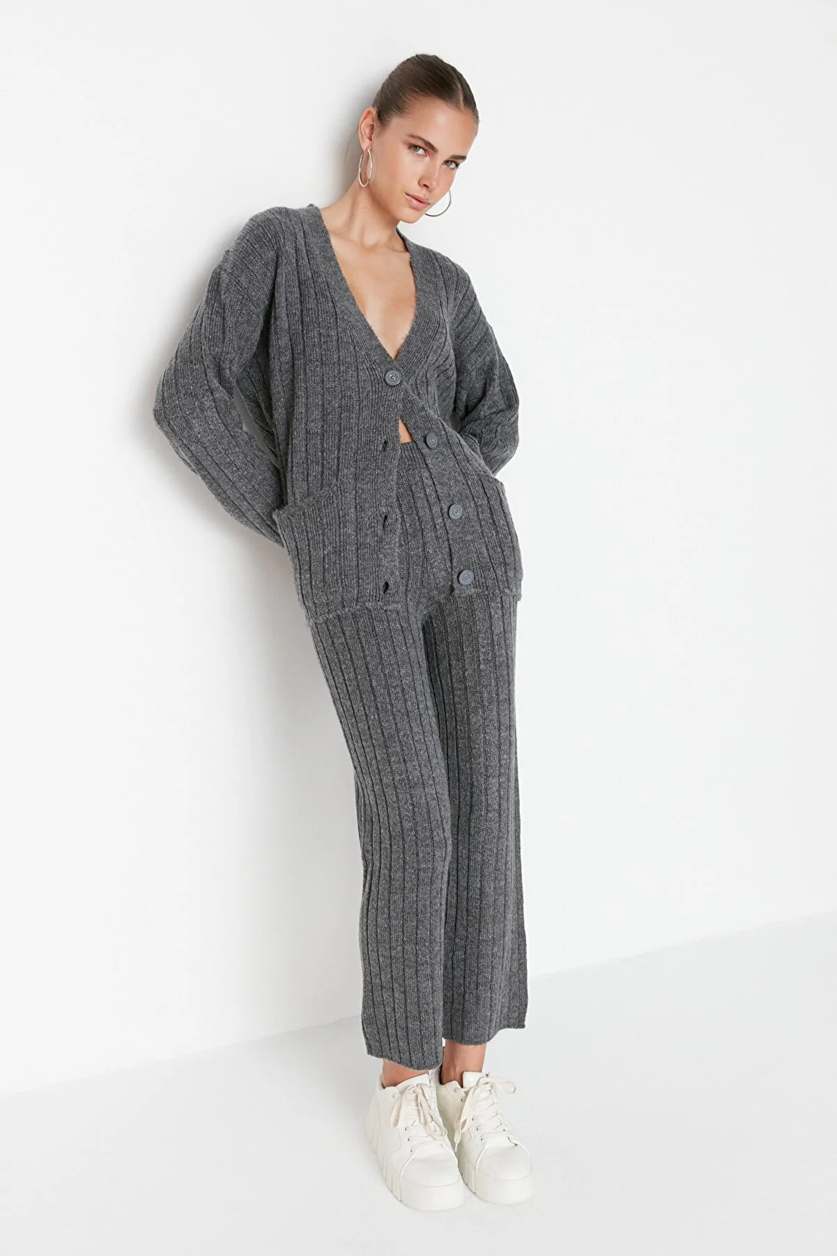 Trendyol Collection  Anthrazitfarbenes, weit geschnittenes Set aus Oberteil und Unterteil aus weicher Strickware TWOAW22AU0128