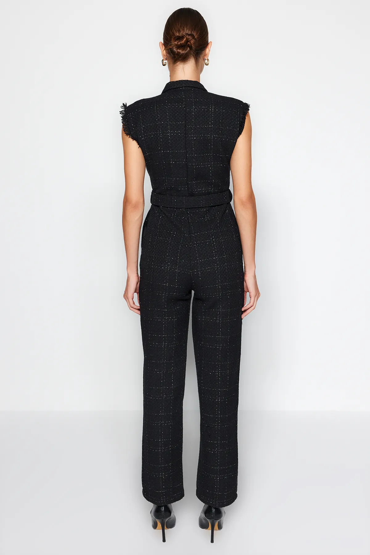 Trendyol Collection  Schwarzer, gewebter Tweed-Jumpsuit mit Hemdkragen und Knopfdetail und Gürtel TWOAW24TU00013