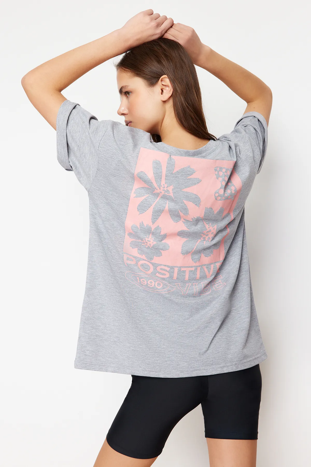 Trendyol Collection  Grau meliertes, hinten bedrucktes, übergroßes/weites Strick-T-Shirt mit Rundhalsausschnitt TWOSS23TS00321