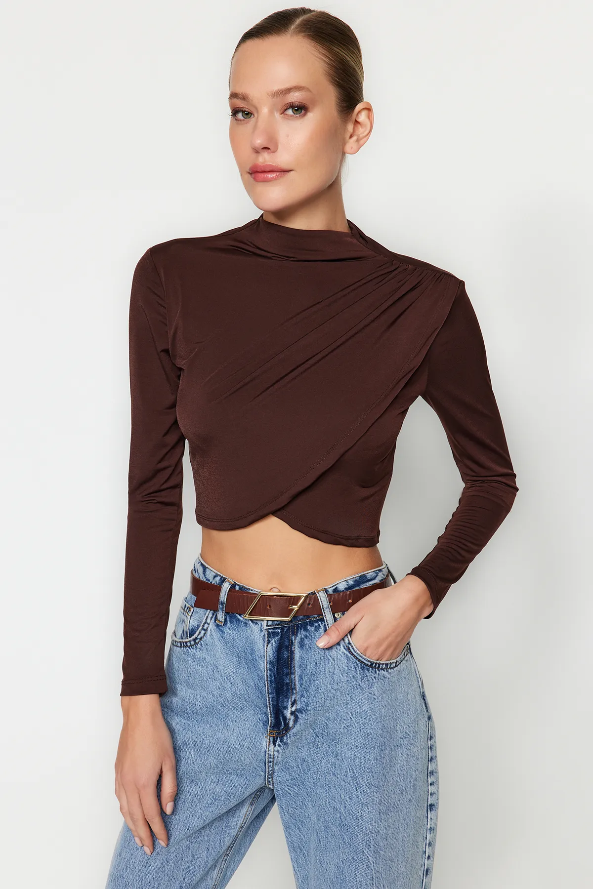 Trendyol Collection  Dunkelbraune drapierte Crop-Bluse mit hohem Kragen TWOAW24BZ00164