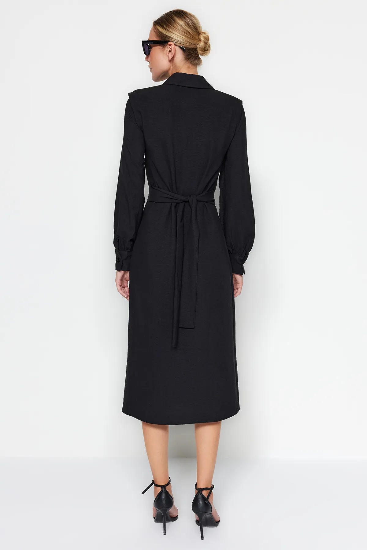 Trendyol Collection  Schwarzes, geknöpftes, gewebtes Kleid zum Binden am Rücken TWOAW24EL00367