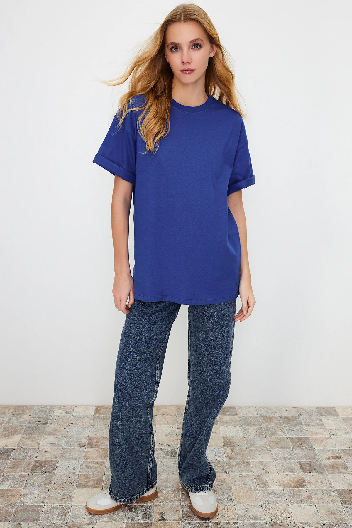 Trendyol Collection  Saks 100 % Baumwolle Premium Oversize/Wide Fit Rundhals-Strick-T-Shirt TWOSS23TS00040
