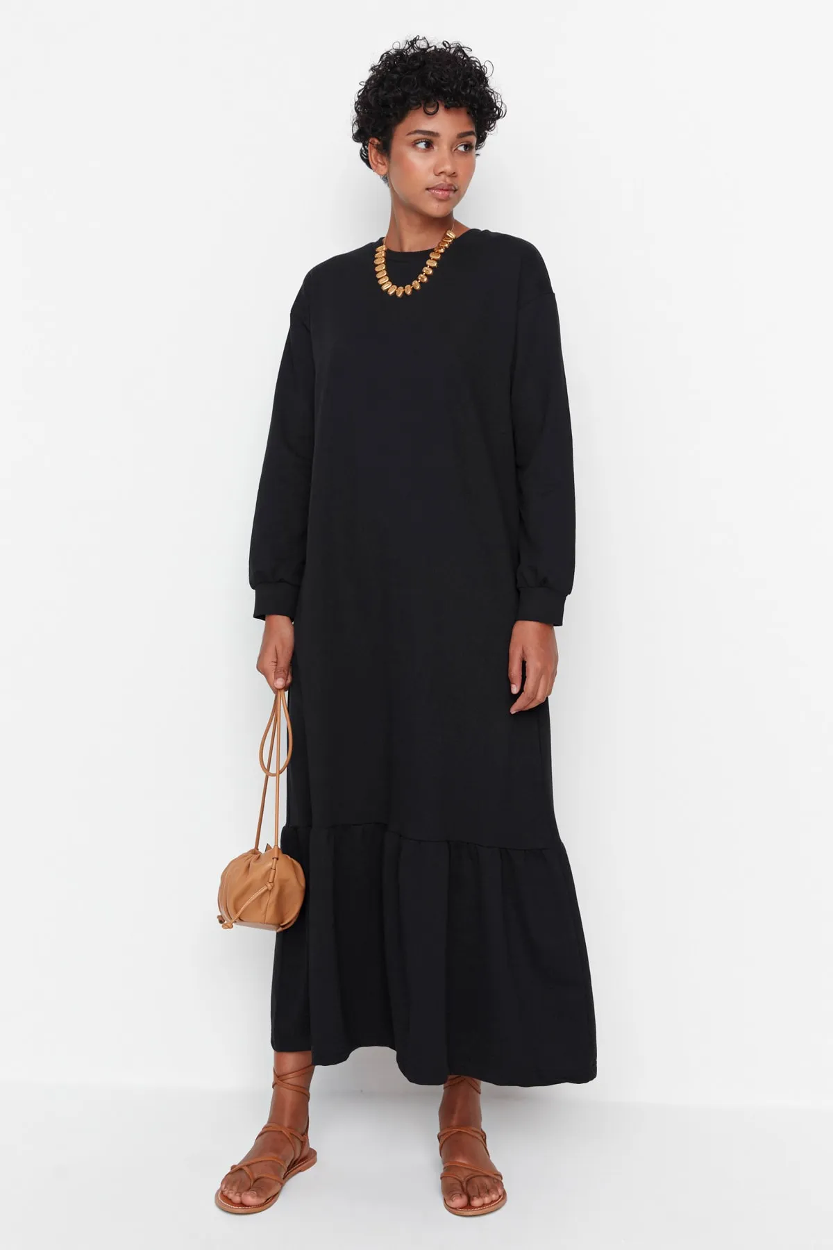 Trendyol Modest  Schwarzes Strickkleid mit Rundhalsausschnitt und Raffung TCTSS22EL00000